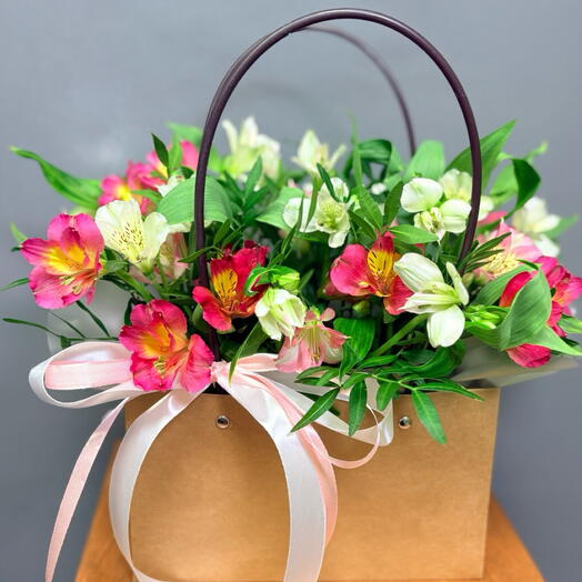 Цветы с альстромерией в сумке