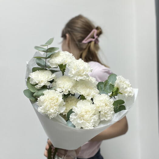 Гвоздики белые с эвкалиптом 15