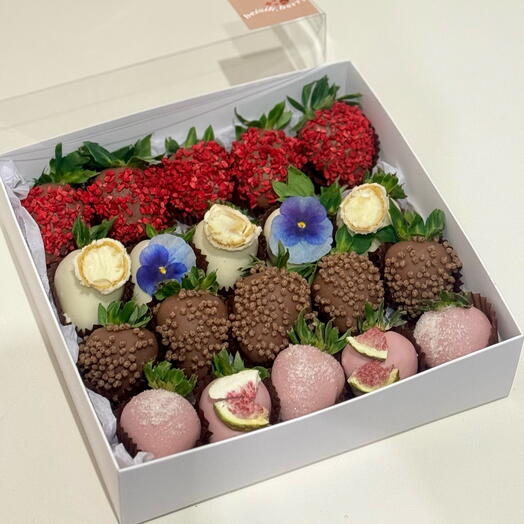 Клубника в шоколаде Фиалка