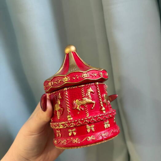 Красные подсвечники с лошадками