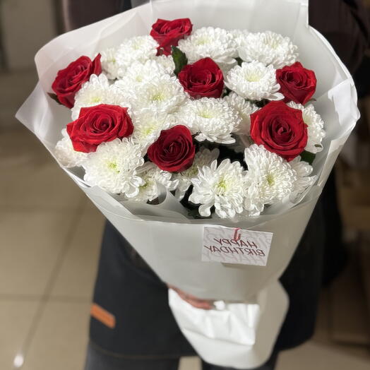 Букет из хризантем и красных роз