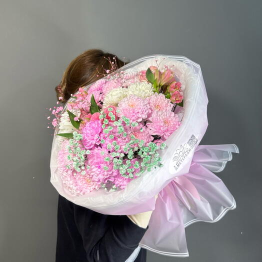 Букет с кустовыми розами, хризантемой и гипсофилой