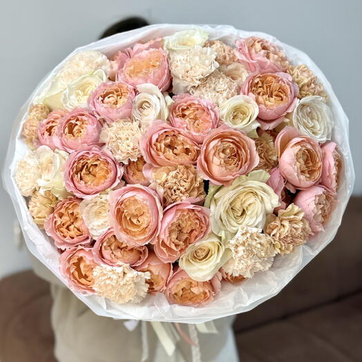 Букет с ароматной розой Вайт Охара, диантусами и кустовой розой Джульетта