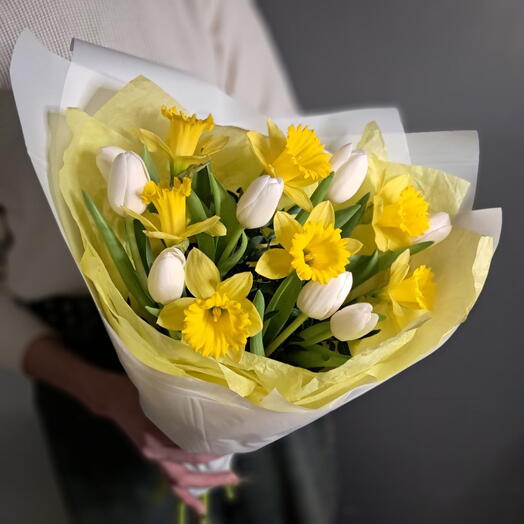 Солнечные нарциссы и белоснежные тюльпаны