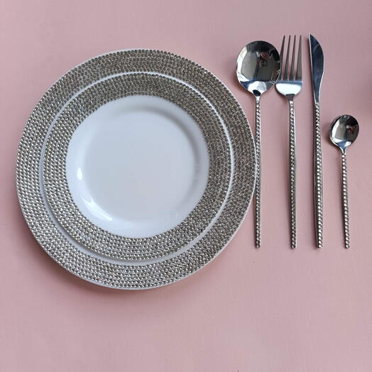Set of 2 plates and cutlery