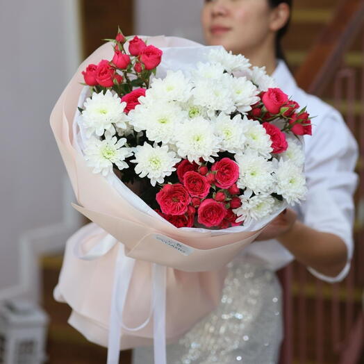 Пышный букет из кустовых цветов М