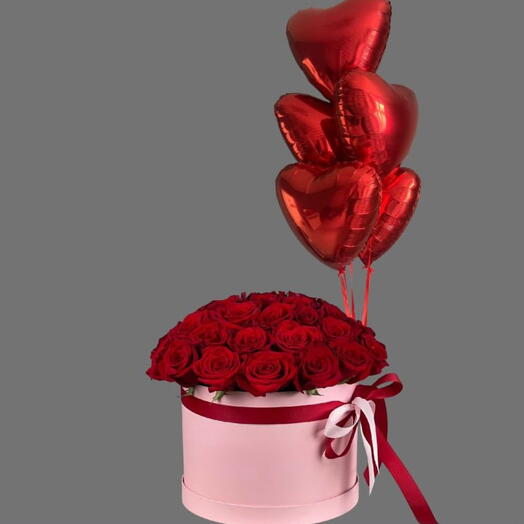 Композиция в коробке из красных роз и 5 шаров сердце