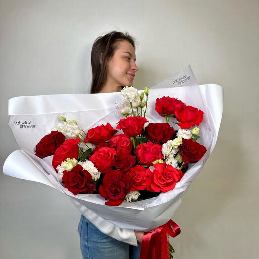 Букет из стойких французских красных роз и лизиантусов