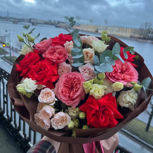 Авторский букет :пионовидные розы,эустома, розы кустовые розы,французские розы ,эвкалипт