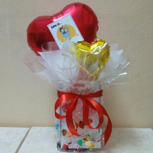 Букет-валентинка с шаром и конфетами "Рафаэлло"
