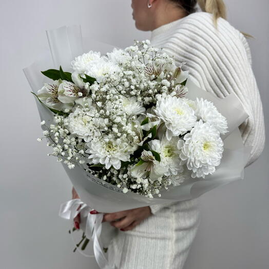 Стойкий букет с белоснежной хризантемой, нежной альстромерией и гипсофилой
