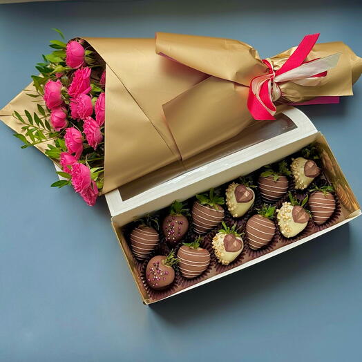 Набор клубники в шоколаде Callebaut 12 ягод и кустовая роза