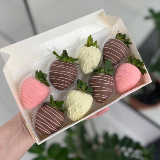 Клубника в шоколаде с красными розами  ( бокс из 8 крупных ягод )