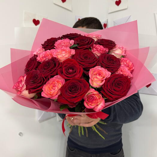 Букет с 25 красными и нежными розами🌹