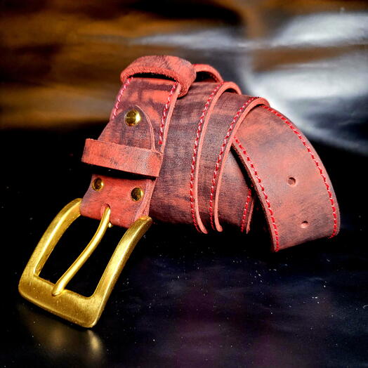 Ремень из натуральной кожи, ручная работа. Цвет: бордовый крафт