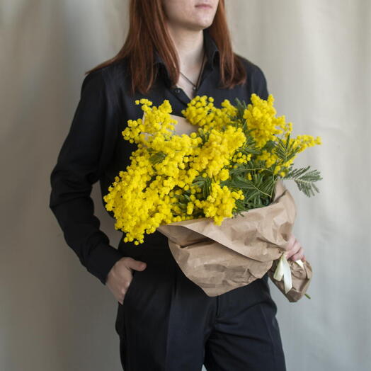 Итальянская мимоза в крафте, букет мимозы