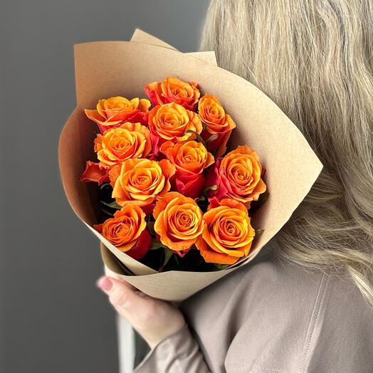 Букет из 11 красно-оранжевых роз Испания в крафте