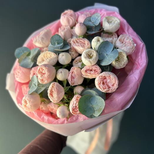 Нежный букет из кустовой пион розы с эвкалипт 🌺