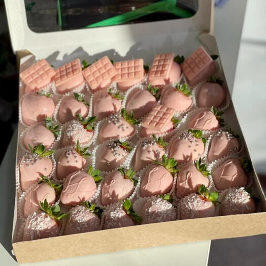 Клубника в нежно-розовом шоколаде 💗