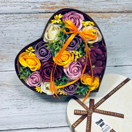 Композиция из мыльных роз в форме сердца. Подарок на 8 Марта для жены, мамы, подруги, руководителя, директора, учителя