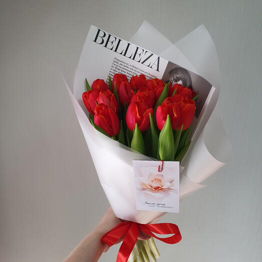15 красных тюльпанов в оформлении к 8 марта