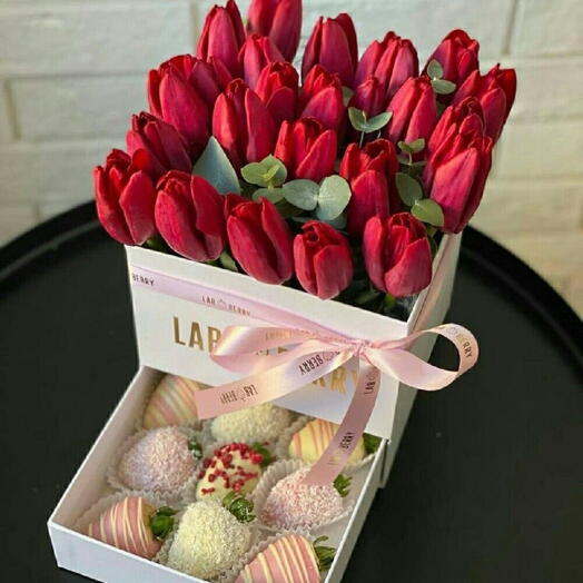 Тюльпаны и клубника в шоколаде