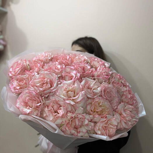 Нежно-розовые ажурные розы