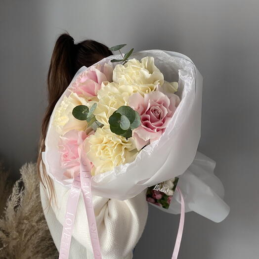 Моно из ажурных роз с эвкалиптом 7