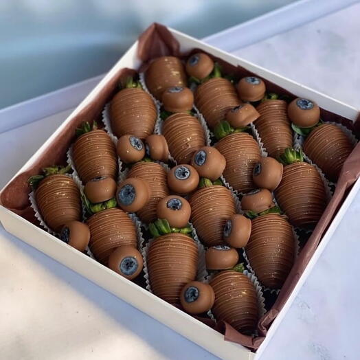 Клубника в шоколаде с голубикой😍