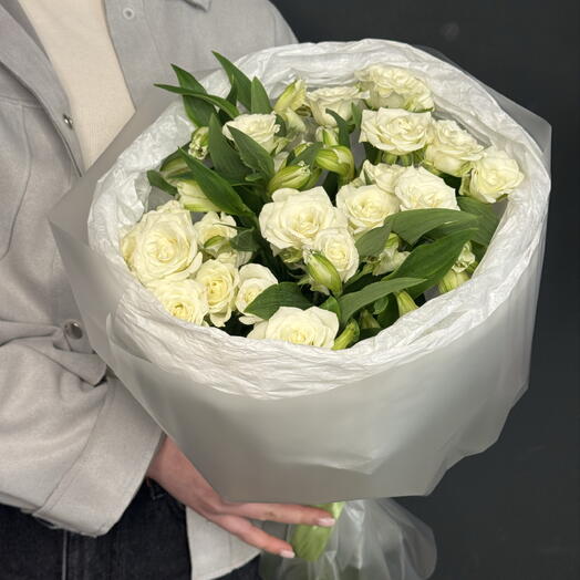 Букет из белых кустовых роз с альстромерией