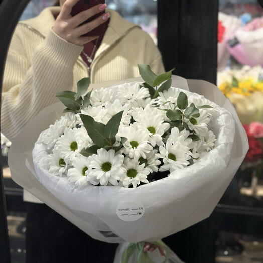 Букет из ромашковой хризантемы с эвкалиптом