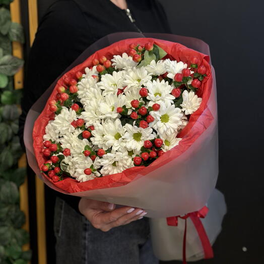 Букет с кустовой хризантемой и ягодками гиперикума ️