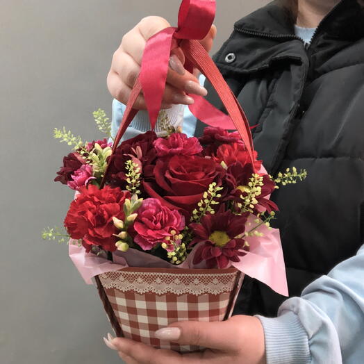 Траурная Корзинка с цветами из красной розы, красных гвоздик и стойкой хризантемы