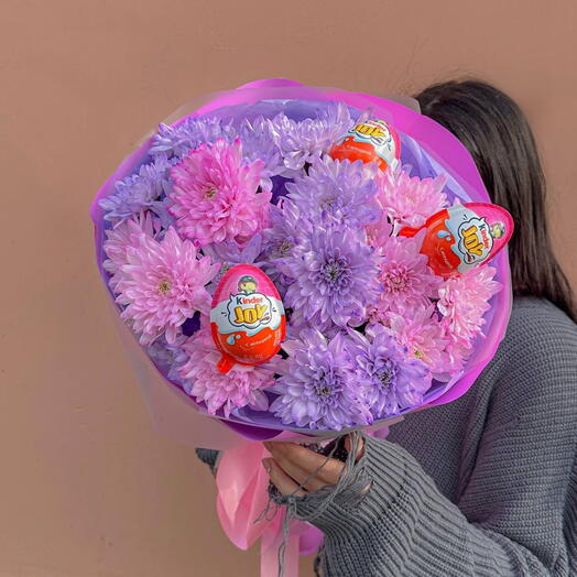 Букет из розовых и фиолетовых хризантем с kinder surprise joy