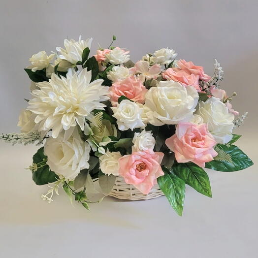 Корзина с искусственными цветами. 
Траурная, ритуальная корзина с розами и георгинами