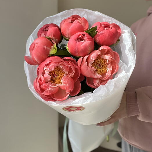 Букет «Хамелеон» из 7 пионов корал шарм 🎀