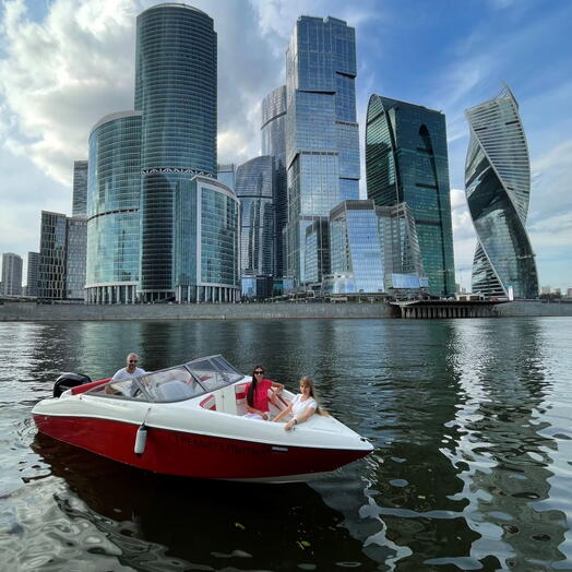 Подарочный сертификат «Прогулка по центру города на катере Стремительный» (2 часа, от 1 до 7 человек индивидуально)