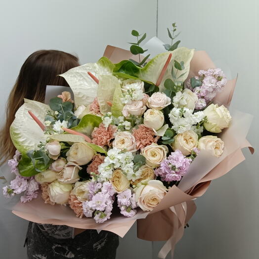 Авторский букетик антуриум, маттиола, роза пионовидная, роза кустовая, диантус, эвкалипт дофаминовый