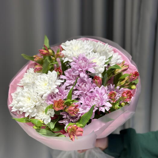 Свежий букет из кустовых хризантем и альстромерйи