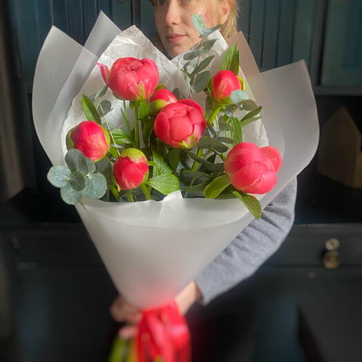 Пионы коралловые моно букет 7 штук с ароматным эвкалиптом