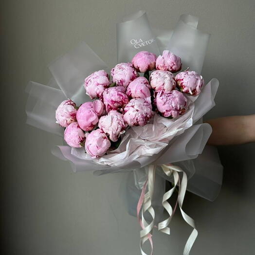 15 нежно-розовых пионов