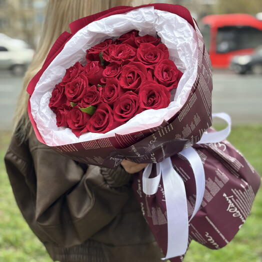 19 красных роз Дольче Вита