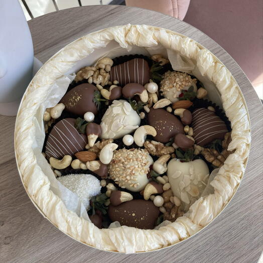 Клубника в шоколаде с орехами