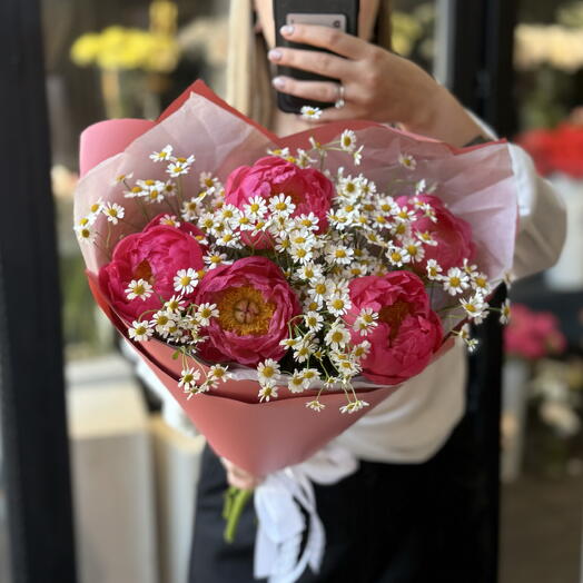 Шикарные пионы Coral Charm в дуэте с полевыми ромашками PEONY56