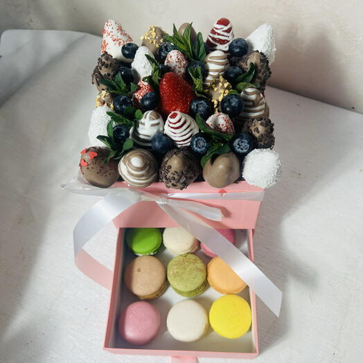 Коробка шкатулка с макаронс и клубника а шоколаде