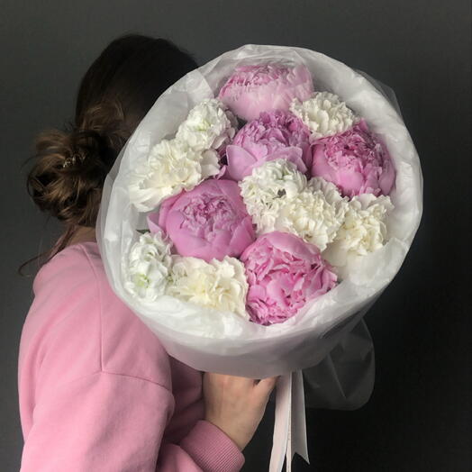 Букет с пионами и диантусами