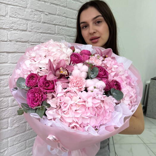 Яркий букет из гортензий и кустовых роз