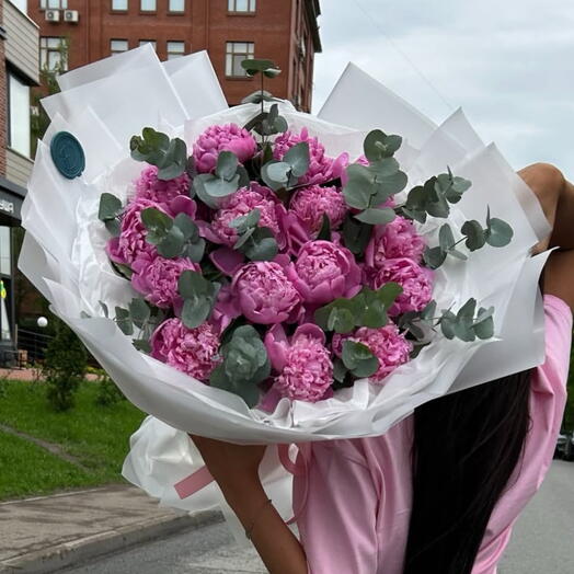Букет из 19 пионов