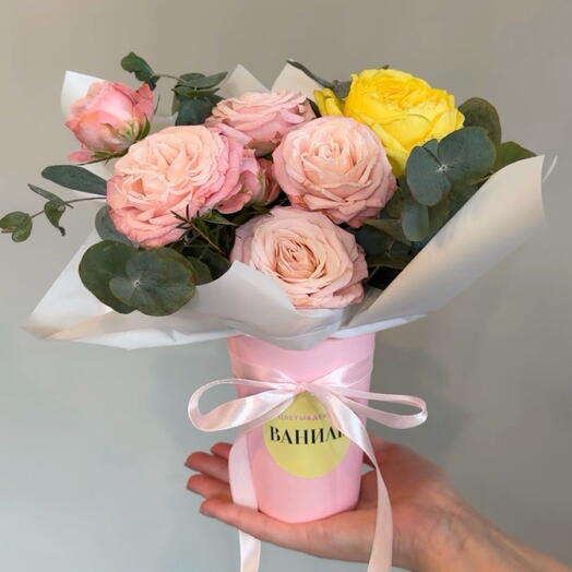 Комплимент в крафт стакане с кустовыми розами