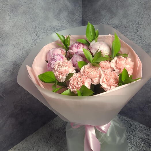 Букет с пионами и диантусом